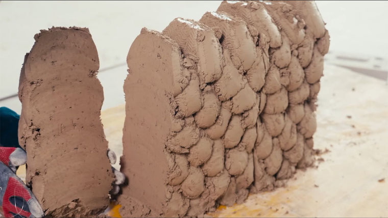 materiales como arcilla y tierra excavada para construir una estructura sin usar cemento.