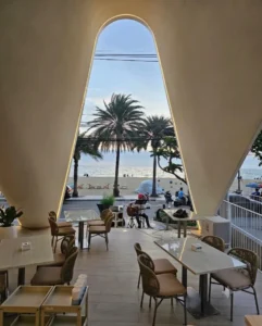 Interior de Anya Pattaya bajo una cubierta curva de diseño ondulante.