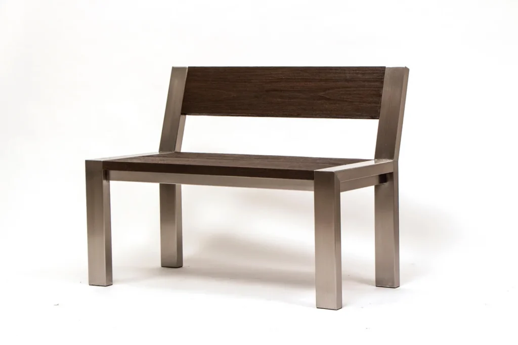 Banco de diseño minimalista con estructura de acero inoxidable y madera oscura de Nico Berreta.