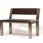 Banco de diseño minimalista con estructura de acero inoxidable y madera oscura de Nico Berreta.