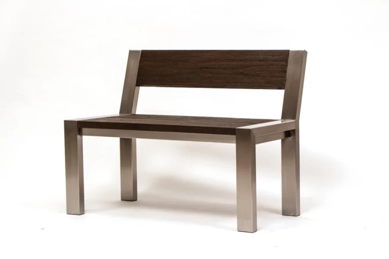 Banco de diseño minimalista con estructura de acero inoxidable y madera oscura de Nico Berreta.