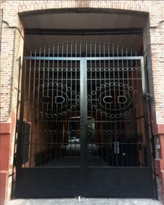 Portón de hierro artístico en proceso de fabricación en taller metalúrgico de Nico Berretta.