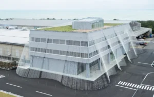 Edificio fa-bo en Ishikawa diseñado por Kengo Kuma con fachada de cables de fibra de carbono CABKOMA