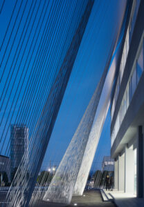 Edificio fa-bo en Ishikawa diseñado por Kengo Kuma con fachada de cables de fibra de carbono CABKOMA